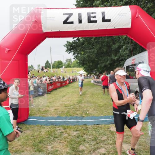21.06.2025 - 27. Vierlanden-Triathlon MichiJ http://msf.ph/oto/8040052 15.06.2026 13:22:27 Ziel 643 meine-sportfotos.de