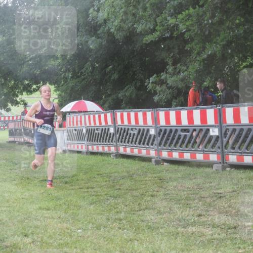 21.06.2025 - 27. Vierlanden-Triathlon KatJ http://msf.ph/oto/8040054 15.06.2025 14:25:39 Ziel 937, 1281 meine-sportfotos.de
