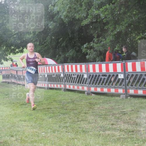 21.06.2025 - 27. Vierlanden-Triathlon KatJ http://msf.ph/oto/8040060 15.06.2025 14:25:39 Ziel 937, 1281 meine-sportfotos.de