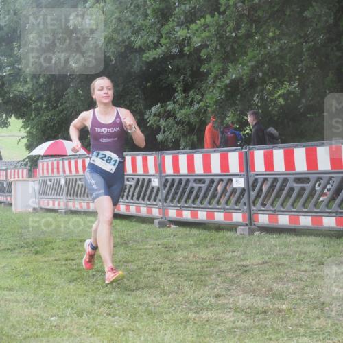 21.06.2025 - 27. Vierlanden-Triathlon KatJ http://msf.ph/oto/8040064 15.06.2025 14:25:40 Ziel 937, 1281 meine-sportfotos.de