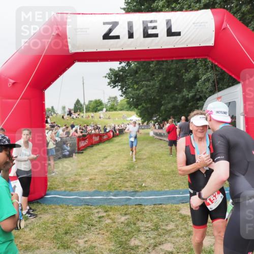 21.06.2025 - 27. Vierlanden-Triathlon MichiJ http://msf.ph/oto/8040066 15.06.2026 13:22:28 Ziel 643 meine-sportfotos.de