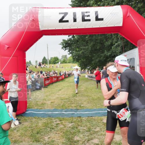 21.06.2025 - 27. Vierlanden-Triathlon MichiJ http://msf.ph/oto/8040073 15.06.2026 13:22:28 Ziel 643 meine-sportfotos.de