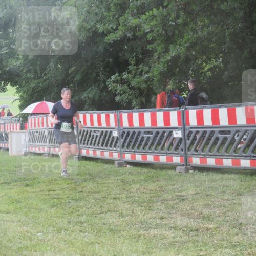 21.06.2025 - 27. Vierlanden-Triathlon KatJ http://msf.ph/oto/8040075 15.06.2025 14:25:43 Ziel 937 meine-sportfotos.de