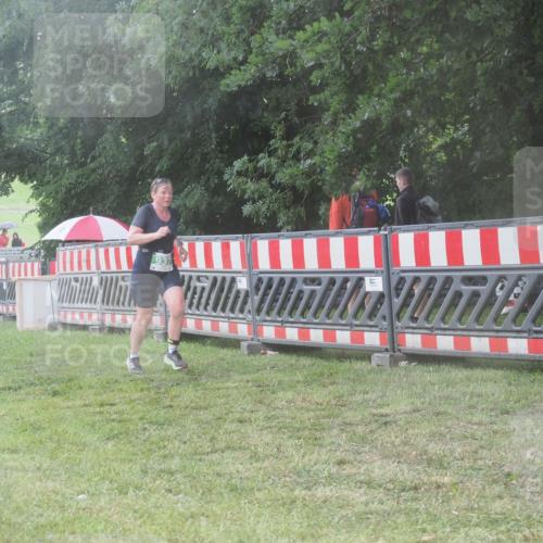 21.06.2025 - 27. Vierlanden-Triathlon KatJ http://msf.ph/oto/8040078 15.06.2025 14:25:43 Ziel 937 meine-sportfotos.de