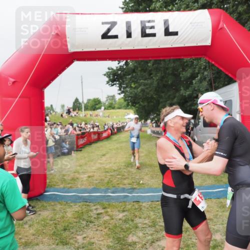 21.06.2025 - 27. Vierlanden-Triathlon MichiJ http://msf.ph/oto/8040080 15.06.2026 13:22:29 Ziel 643 meine-sportfotos.de