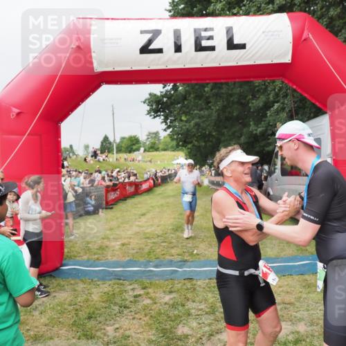 21.06.2025 - 27. Vierlanden-Triathlon MichiJ http://msf.ph/oto/8040086 15.06.2026 13:22:29 Ziel 643 meine-sportfotos.de