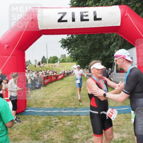 21.06.2025 - 27. Vierlanden-Triathlon MichiJ http://msf.ph/oto/8040090 15.06.2026 13:22:29 Ziel 643 meine-sportfotos.de