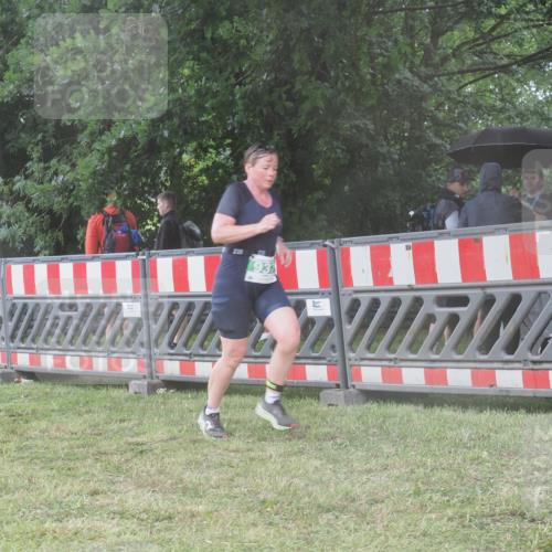 21.06.2025 - 27. Vierlanden-Triathlon KatJ http://msf.ph/oto/8040099 15.06.2025 14:25:45 Ziel 937 meine-sportfotos.de