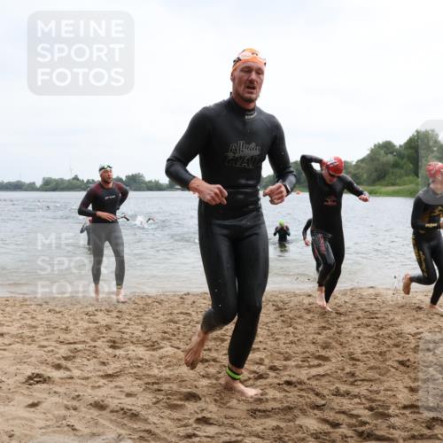 21.06.2025 - 27. Vierlanden-Triathlon Lena Gebhardt http://msf.ph/oto/8040104 15.06.2025 12:54:45 Schwimmen 1097, 1115, 1137, 1138, 1143, 1153, 1154, 1157 meine-sportfotos.de