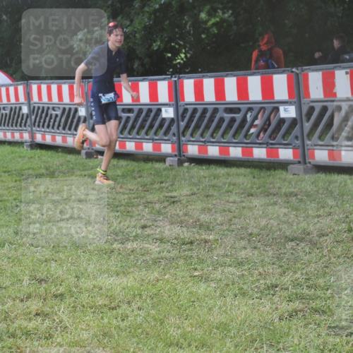 21.06.2025 - 27. Vierlanden-Triathlon KatJ http://msf.ph/oto/8040105 15.06.2025 14:26:36 Ziel 1298, 1304, 1316 meine-sportfotos.de