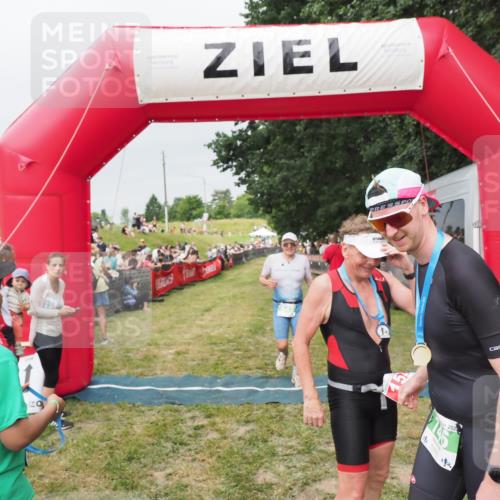 21.06.2025 - 27. Vierlanden-Triathlon MichiJ http://msf.ph/oto/8040107 15.06.2026 13:22:30 Ziel 643 meine-sportfotos.de