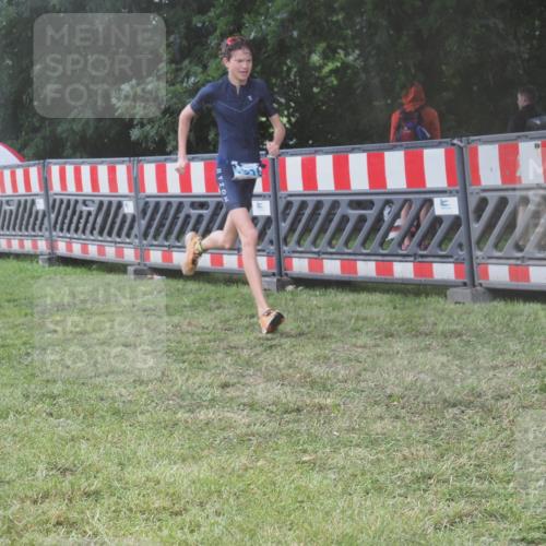 21.06.2025 - 27. Vierlanden-Triathlon KatJ http://msf.ph/oto/8040108 15.06.2025 14:26:36 Ziel 1298, 1304, 1316 meine-sportfotos.de