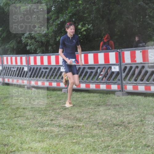 21.06.2025 - 27. Vierlanden-Triathlon KatJ http://msf.ph/oto/8040112 15.06.2025 14:26:36 Ziel 1298, 1304, 1316 meine-sportfotos.de
