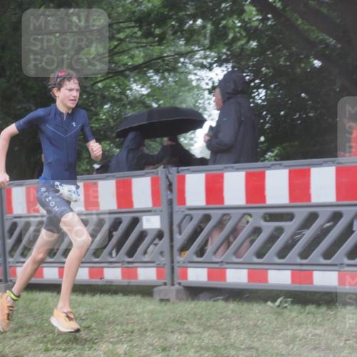 21.06.2025 - 27. Vierlanden-Triathlon KatJ http://msf.ph/oto/8040123 15.06.2025 14:26:37 Ziel 1298, 1304, 1316 meine-sportfotos.de