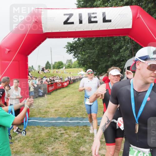 21.06.2025 - 27. Vierlanden-Triathlon MichiJ http://msf.ph/oto/8040124 15.06.2026 13:22:30 Ziel 643 meine-sportfotos.de