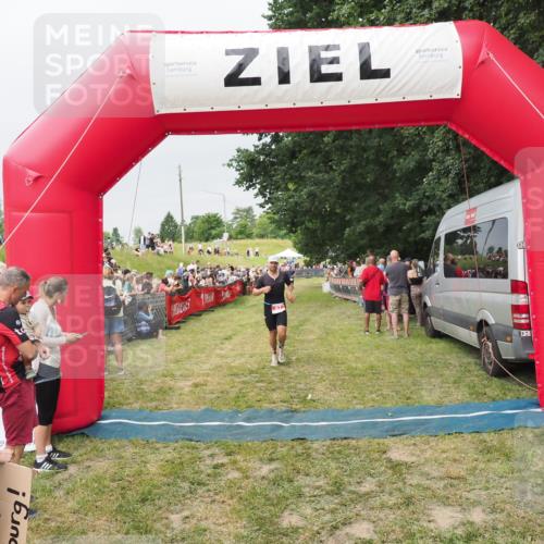21.06.2025 - 27. Vierlanden-Triathlon MichiJ http://msf.ph/oto/8040127 15.06.2026 13:22:44 Ziel 67 meine-sportfotos.de
