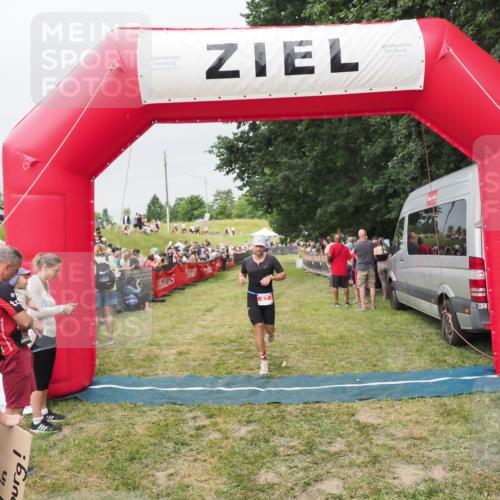 21.06.2025 - 27. Vierlanden-Triathlon MichiJ http://msf.ph/oto/8040144 15.06.2026 13:22:45 Ziel 67 meine-sportfotos.de