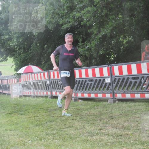 21.06.2025 - 27. Vierlanden-Triathlon KatJ http://msf.ph/oto/8040152 15.06.2025 14:26:44 Ziel 1298, 1304 meine-sportfotos.de