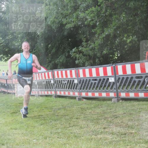 21.06.2025 - 27. Vierlanden-Triathlon KatJ http://msf.ph/oto/8040163 15.06.2025 14:26:46 Ziel 1298, 1304 meine-sportfotos.de