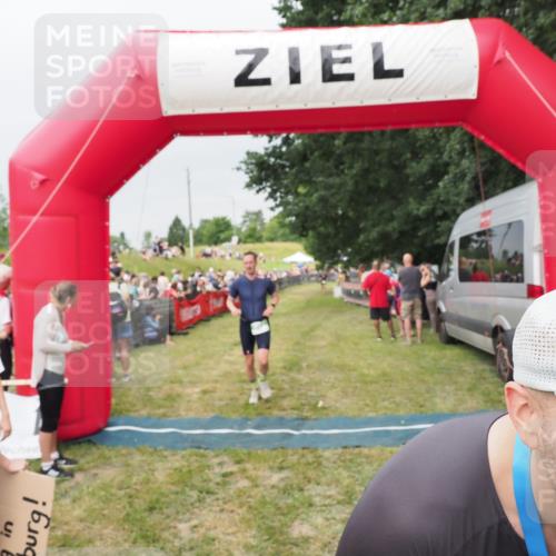 21.06.2025 - 27. Vierlanden-Triathlon MichiJ http://msf.ph/oto/8040164 15.06.2026 13:22:52 Ziel 67, 642 meine-sportfotos.de