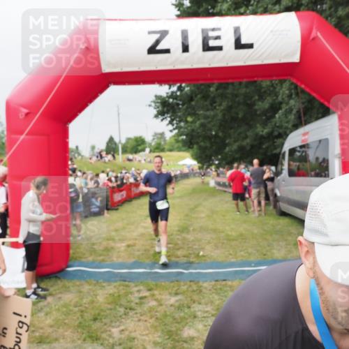 21.06.2025 - 27. Vierlanden-Triathlon MichiJ http://msf.ph/oto/8040168 15.06.2026 13:22:52 Ziel 67, 642 meine-sportfotos.de