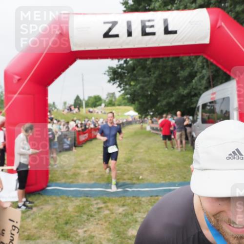 21.06.2025 - 27. Vierlanden-Triathlon MichiJ http://msf.ph/oto/8040171 15.06.2026 13:22:52 Ziel 67, 642 meine-sportfotos.de