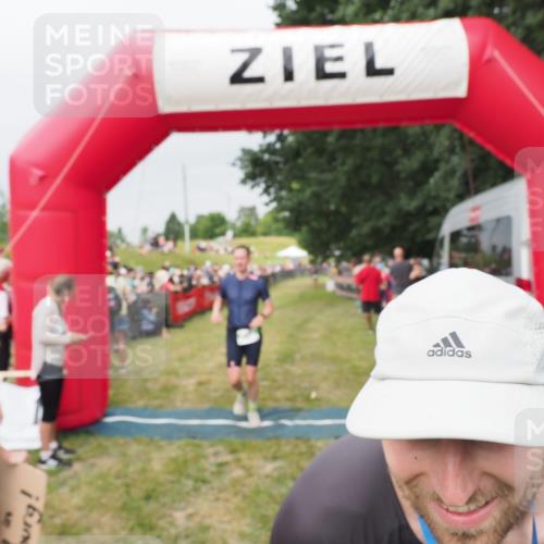 21.06.2025 - 27. Vierlanden-Triathlon MichiJ http://msf.ph/oto/8040175 15.06.2026 13:22:52 Ziel 67, 642 meine-sportfotos.de