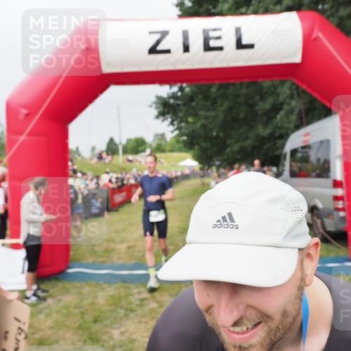 21.06.2025 - 27. Vierlanden-Triathlon MichiJ http://msf.ph/oto/8040178 15.06.2026 13:22:52 Ziel 67, 642 meine-sportfotos.de