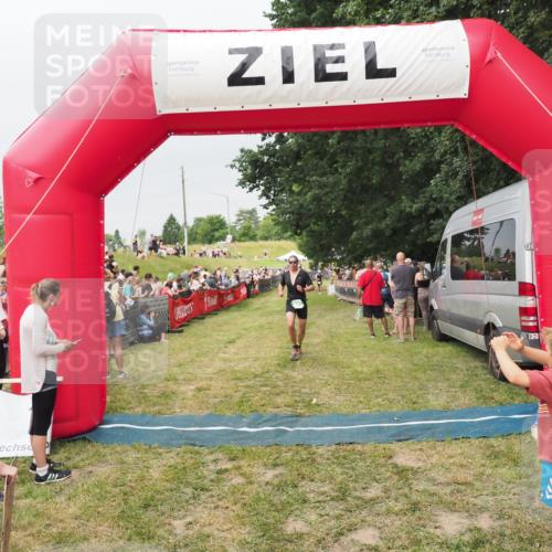 21.06.2025 - 27. Vierlanden-Triathlon MichiJ http://msf.ph/oto/8040201 15.06.2026 13:23:00 Ziel 841 meine-sportfotos.de