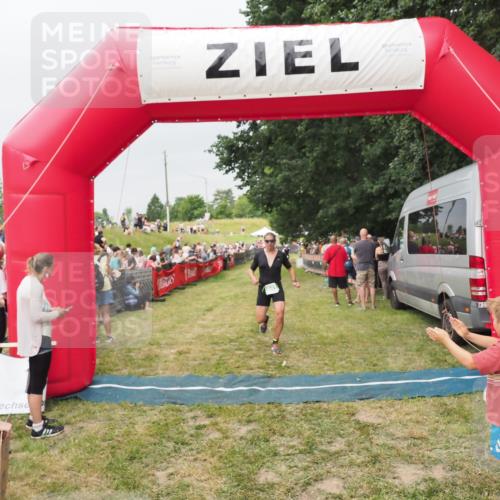 21.06.2025 - 27. Vierlanden-Triathlon MichiJ http://msf.ph/oto/8040218 15.06.2026 13:23:01 Ziel 841 meine-sportfotos.de