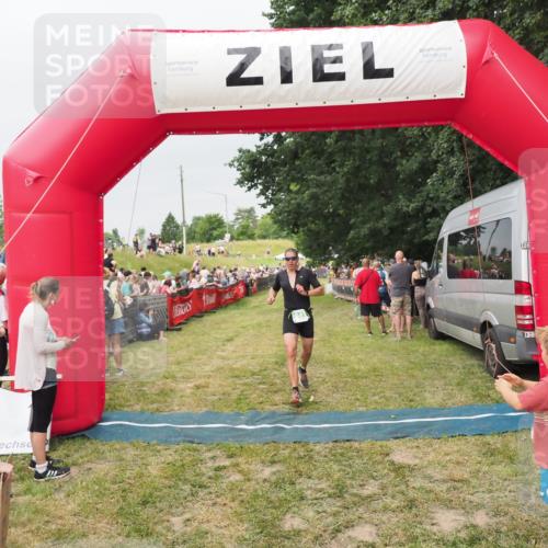 21.06.2025 - 27. Vierlanden-Triathlon MichiJ http://msf.ph/oto/8040225 15.06.2026 13:23:01 Ziel 841 meine-sportfotos.de