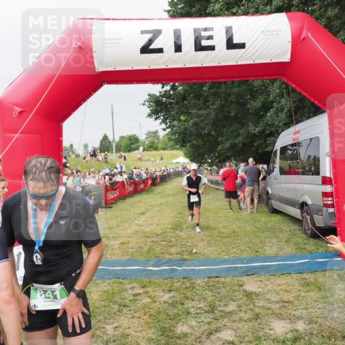21.06.2025 - 27. Vierlanden-Triathlon MichiJ http://msf.ph/oto/8040235 15.06.2026 13:23:09 Ziel 794 meine-sportfotos.de