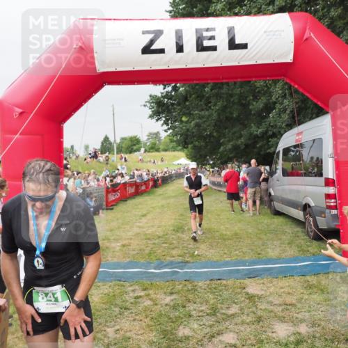 21.06.2025 - 27. Vierlanden-Triathlon MichiJ http://msf.ph/oto/8040242 15.06.2026 13:23:09 Ziel 794 meine-sportfotos.de