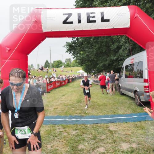21.06.2025 - 27. Vierlanden-Triathlon MichiJ http://msf.ph/oto/8040246 15.06.2026 13:23:09 Ziel 794 meine-sportfotos.de