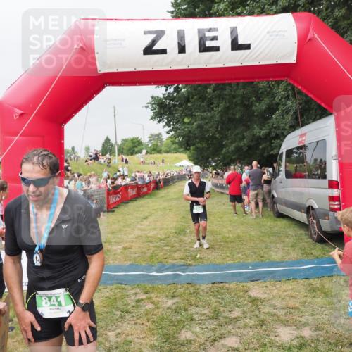 21.06.2025 - 27. Vierlanden-Triathlon MichiJ http://msf.ph/oto/8040249 15.06.2026 13:23:09 Ziel 794 meine-sportfotos.de