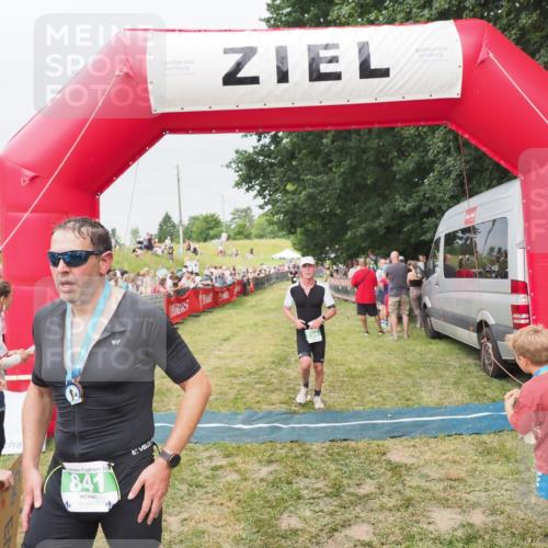 21.06.2025 - 27. Vierlanden-Triathlon MichiJ http://msf.ph/oto/8040258 15.06.2026 13:23:09 Ziel 794 meine-sportfotos.de
