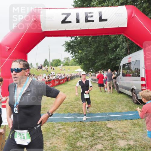 21.06.2025 - 27. Vierlanden-Triathlon MichiJ http://msf.ph/oto/8040264 15.06.2026 13:23:10 Ziel 794 meine-sportfotos.de