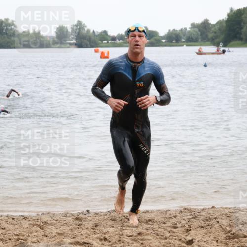 21.06.2025 - 27. Vierlanden-Triathlon Lena Gebhardt http://msf.ph/oto/8040269 15.06.2025 12:55:18 Schwimmen 1107, 1108, 1123, 1126, 1128, 1148, 1161 meine-sportfotos.de