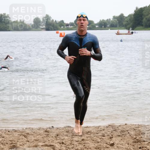21.06.2025 - 27. Vierlanden-Triathlon Lena Gebhardt http://msf.ph/oto/8040272 15.06.2025 12:55:18 Schwimmen 1107, 1108, 1123, 1126, 1128, 1148, 1161 meine-sportfotos.de