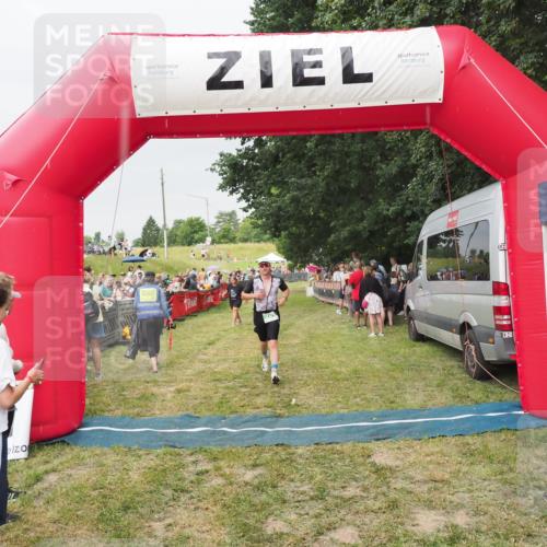 21.06.2025 - 27. Vierlanden-Triathlon MichiJ http://msf.ph/oto/8040275 15.06.2026 13:24:08 Ziel 701 meine-sportfotos.de