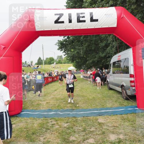 21.06.2025 - 27. Vierlanden-Triathlon MichiJ http://msf.ph/oto/8040282 15.06.2026 13:24:08 Ziel 701 meine-sportfotos.de