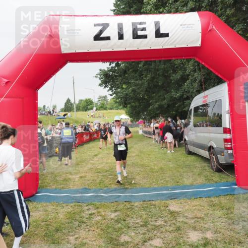 21.06.2025 - 27. Vierlanden-Triathlon MichiJ http://msf.ph/oto/8040285 15.06.2026 13:24:09 Ziel 701 meine-sportfotos.de