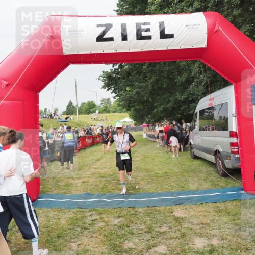 21.06.2025 - 27. Vierlanden-Triathlon MichiJ http://msf.ph/oto/8040288 15.06.2026 13:24:09 Ziel 701 meine-sportfotos.de