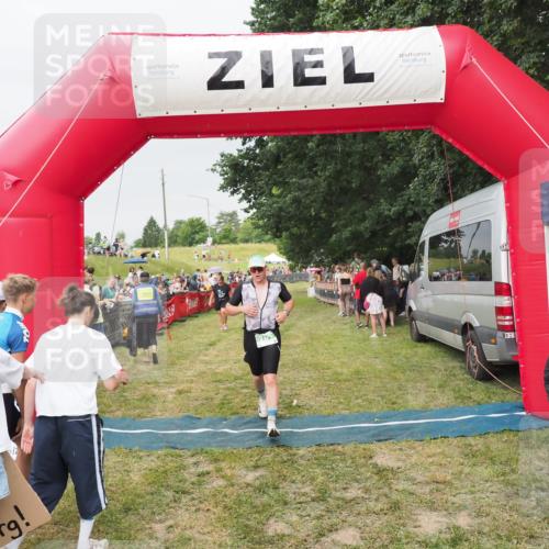 21.06.2025 - 27. Vierlanden-Triathlon MichiJ http://msf.ph/oto/8040295 15.06.2026 13:24:09 Ziel 701 meine-sportfotos.de