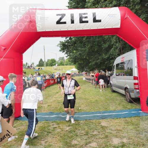 21.06.2025 - 27. Vierlanden-Triathlon MichiJ http://msf.ph/oto/8040303 15.06.2026 13:24:09 Ziel 701 meine-sportfotos.de