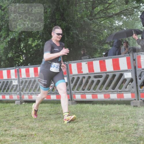 21.06.2025 - 27. Vierlanden-Triathlon KatJ http://msf.ph/oto/8040304 15.06.2025 14:27:22 Ziel 1224, 1239 meine-sportfotos.de