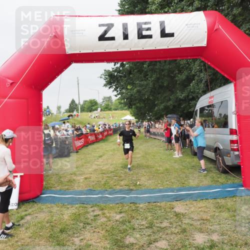 21.06.2025 - 27. Vierlanden-Triathlon MichiJ http://msf.ph/oto/8040306 15.06.2026 13:24:32 Ziel 747 meine-sportfotos.de