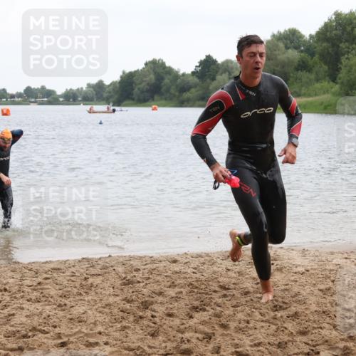 21.06.2025 - 27. Vierlanden-Triathlon Lena Gebhardt http://msf.ph/oto/8040313 15.06.2025 12:55:29 Schwimmen 1105, 1108, 1110, 1112, 1116, 1156 meine-sportfotos.de