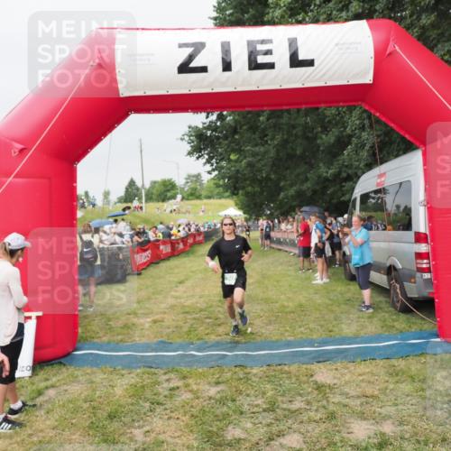21.06.2025 - 27. Vierlanden-Triathlon MichiJ http://msf.ph/oto/8040320 15.06.2026 13:24:33 Ziel 747 meine-sportfotos.de