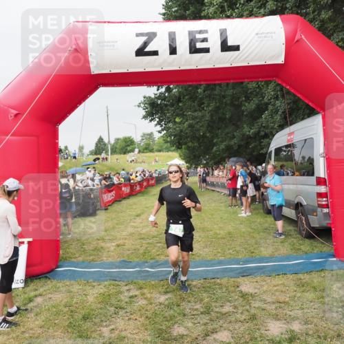 21.06.2025 - 27. Vierlanden-Triathlon MichiJ http://msf.ph/oto/8040331 15.06.2026 13:24:33 Ziel 747 meine-sportfotos.de